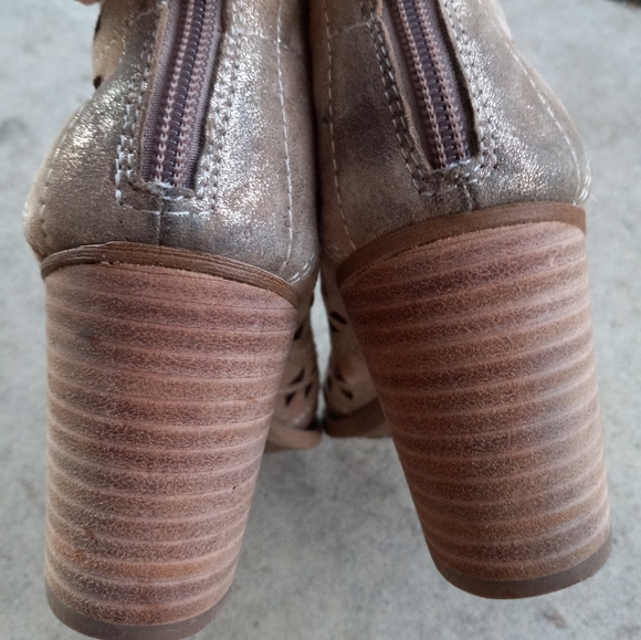 8 SÖFFT WESTWOOD 2 Metallic Gold Tan Lazer Cut Leather 2¾" Stacked Heel Booties - Picture 13 of 13